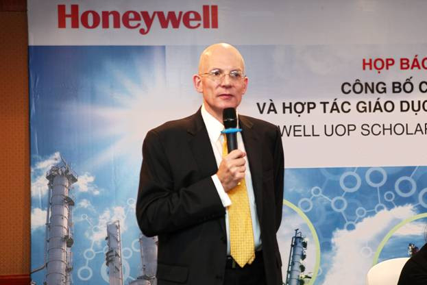 Tiến sỹ Gavin P. Towler, Tổng Giám đốc công nghệ kiêm Phó Chủ tịch phụ trách nghiên cứu và phát triển Công nghệ tại Honeywell UOP phát biểu trong buổi lễ Ông