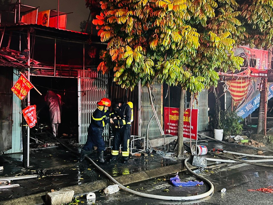 Cháy bắt đầu từ cửa hàng đang sửa chữa.