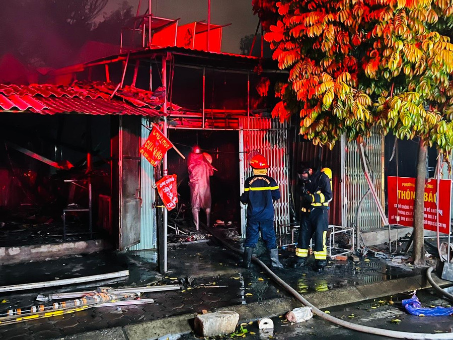 Theo ông Trần Ngọc Anh người dân sống tại địa bàn, khi phát hiện có lửa, mọi người đã hô hoán mang bình cứu hỏa sang để dập nhưng lửa to bốc cao nên không thành công, sau đó lửa lan sang 2 nhà và 1 gara ô tô.