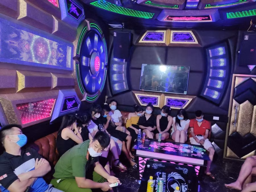 Việc tụ tập trong thời điểm dịch bệnh diễn biến phức tạp vi phạm nghiêm trọng quy định phòng chống dịch của cơ quan chức năng. Ảnh: Công an Phú Thọ.