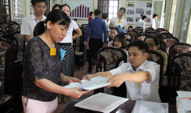Cán bộ coi thi nhận hồ sơ thí sinh của phòng mình