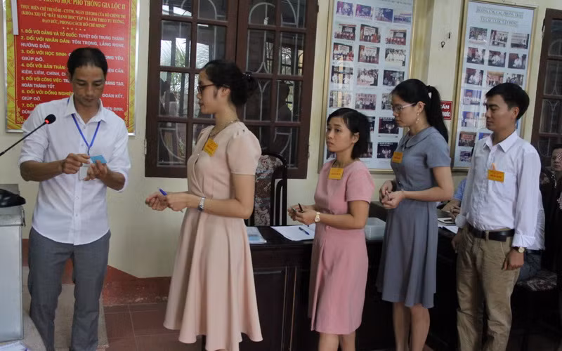 Giám thị bốc thăm phòng thi