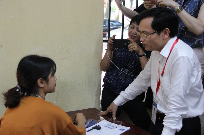 Kết thúc môn thi Toán, ông Mai Văn Trinh đến động viên thăm hỏi thí sinh Trang. Kết thúc môn thi Toán, ông Mai Văn Trinh đến động viên thăm hỏi thí sinh Trang.