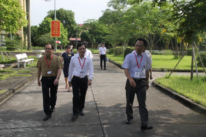 Ông Mai Văn Trinh kiểm tra công tác thi tại Điểm Trường THPT chuyên Nguyễn Trãi (Hải Dương). Ông Mai Văn Trinh kiểm tra công tác thi tại Điểm Trường THPT chuyên Nguyễn Trãi (Hải Dương).