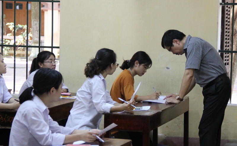 Thí sinh gãy cả chân tay được bạn cõng đến trường thi ảnh 1 Thí sinh gãy cả chân tay được bạn cõng đến trường thi ảnh 1