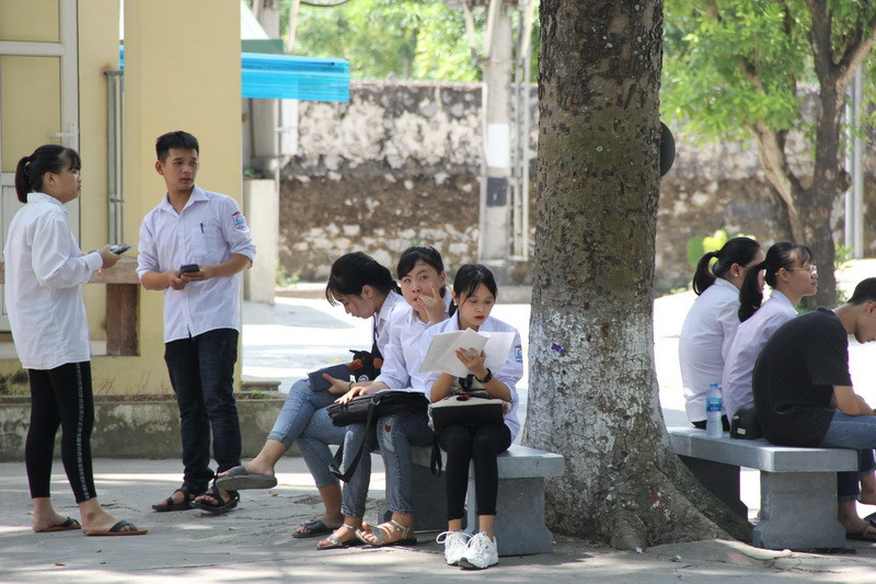 Tranh thủ ôn bài trước khi bước vào phòng thi Tranh thủ ôn bài trước khi bước vào phòng thi