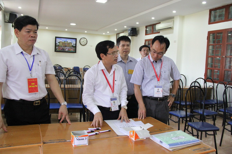 Đoàn công tác do ông Mai Trinh dẫn đầu kiểm tra công tác tổ chức của điểm Trường THPT Chuyên Nguyễn Trãi. Đoàn công tác do ông Mai Trinh dẫn đầu kiểm tra công tác tổ chức của điểm Trường THPT Chuyên Nguyễn Trãi.