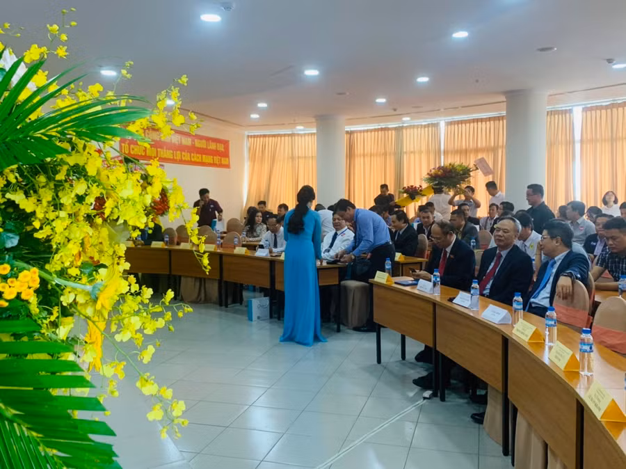 Nước uống tinh khiết Vin ECOLiFE góp phần khiến cấc đại biểu tham dự các hội nghị thư thái hơn trong các cuộc họp.