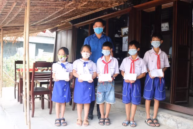 Tại lễ phát động, Ban Thường vụ Tỉnh đoàn Quảng Bình trao 10 suất học bổng cho 10 em học sinh có hoàn cảnh khó khăn vươn lên trong học tập và chịu thiệt hại nặng trong đợt lũ năm 2020