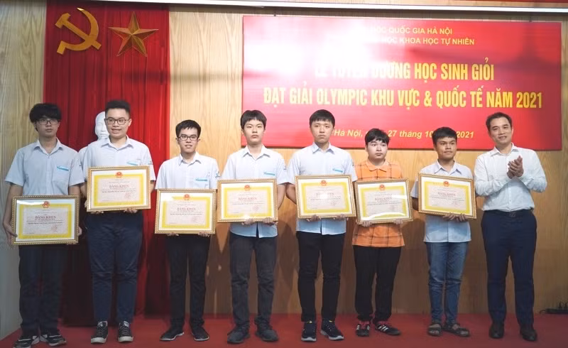 Lãnh đạo ĐHQGHN trao bằng khen cho HS Trường THPT chuyên KHTN đạt giải trong các cuộc thi Olympic khu vực và quốc tế năm 2021