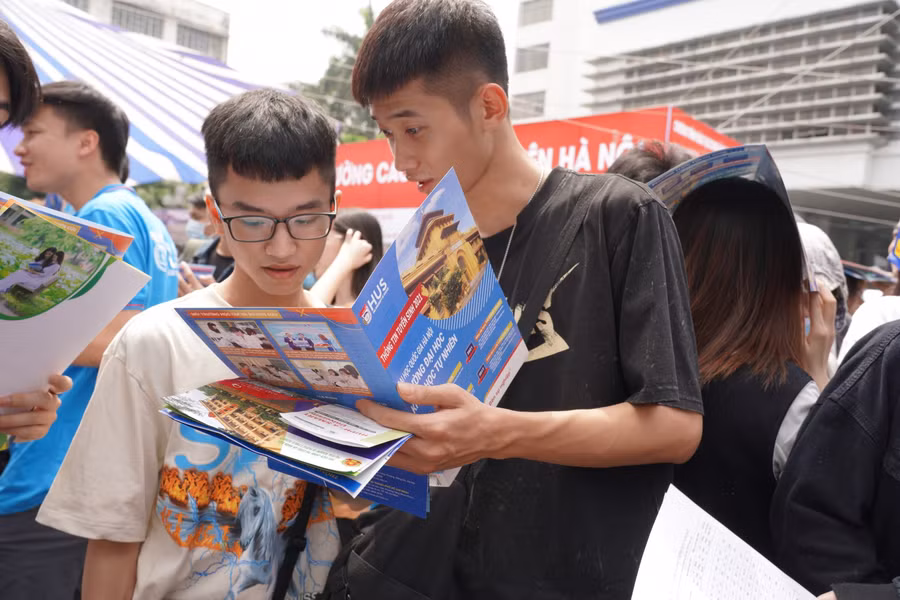 Học sinh phổ thông tìm hiểu về các ngành đào tạo của Trường tại Ngày hội tư vấn tuyển sinh