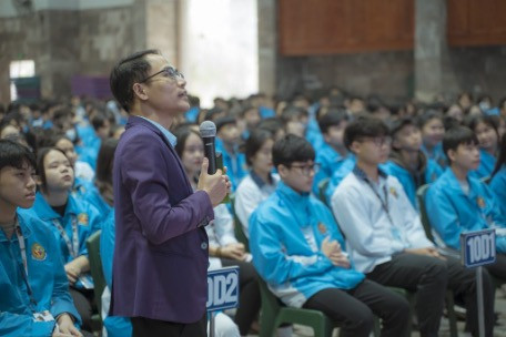 Diễn giả Nguyễn Thành Trung (Giảng viên Khoa Tài chính Ngân hàng, trường Đại học Đại Nam chia sẻ kiến thức tại trường THPT Quốc tế Việt Nam – IVS (Huyện Thanh Oai). Diễn giả Nguyễn Thành Trung (Giảng viên Khoa Tài chính Ngân hàng, trường Đại học Đại Nam chia sẻ kiến thức tại trường THPT Quốc tế Việt Nam – IVS (Huyện Thanh Oai).