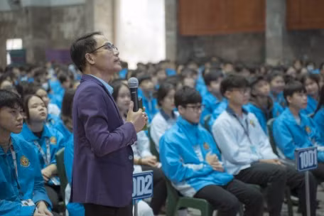 Diễn giả Nguyễn Thành Trung (Giảng viên Khoa Tài chính Ngân hàng, trường Đại học Đại Nam chia sẻ kiến thức tại trường THPT Quốc tế Việt Nam – IVS (Huyện Thanh Oai).