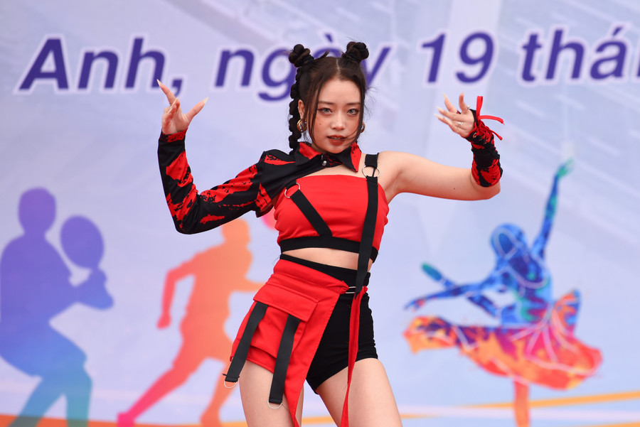 Những tiết mục đặc sắc của các đội tham dự Festival trong phần thi dân vũ. Những tiết mục đặc sắc của các đội tham dự Festival trong phần thi dân vũ.