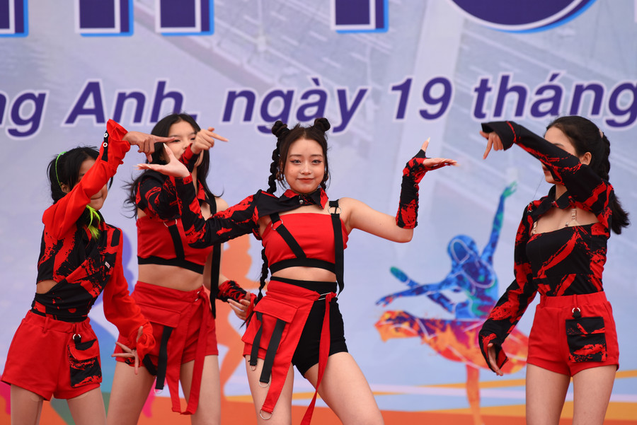 Những tiết mục đặc sắc của các đội tham dự Festival trong phần thi dân vũ. Những tiết mục đặc sắc của các đội tham dự Festival trong phần thi dân vũ.