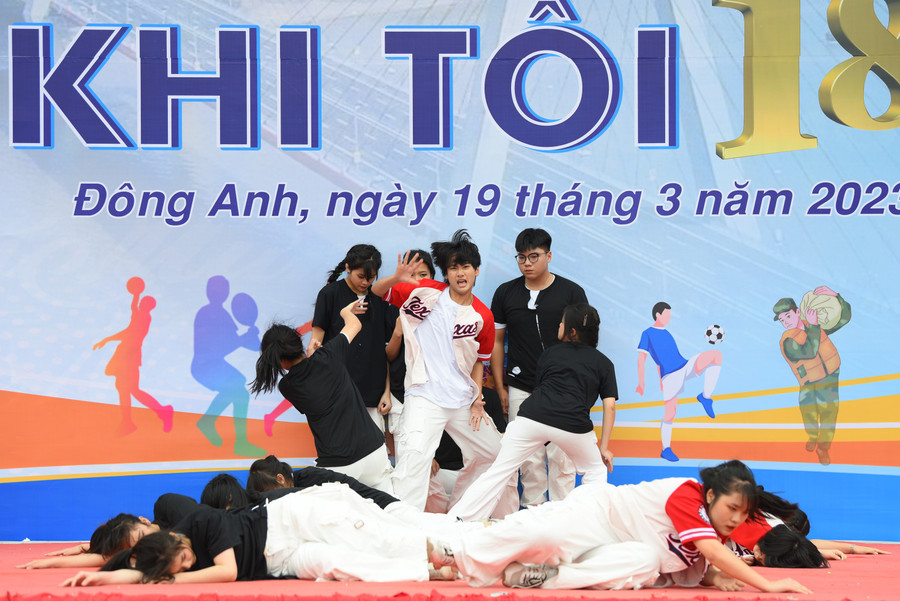 Tất cả các đội đều thể hiện hết sức trẻ của mình trên sân khấu. Tất cả các đội đều thể hiện hết sức trẻ của mình trên sân khấu.