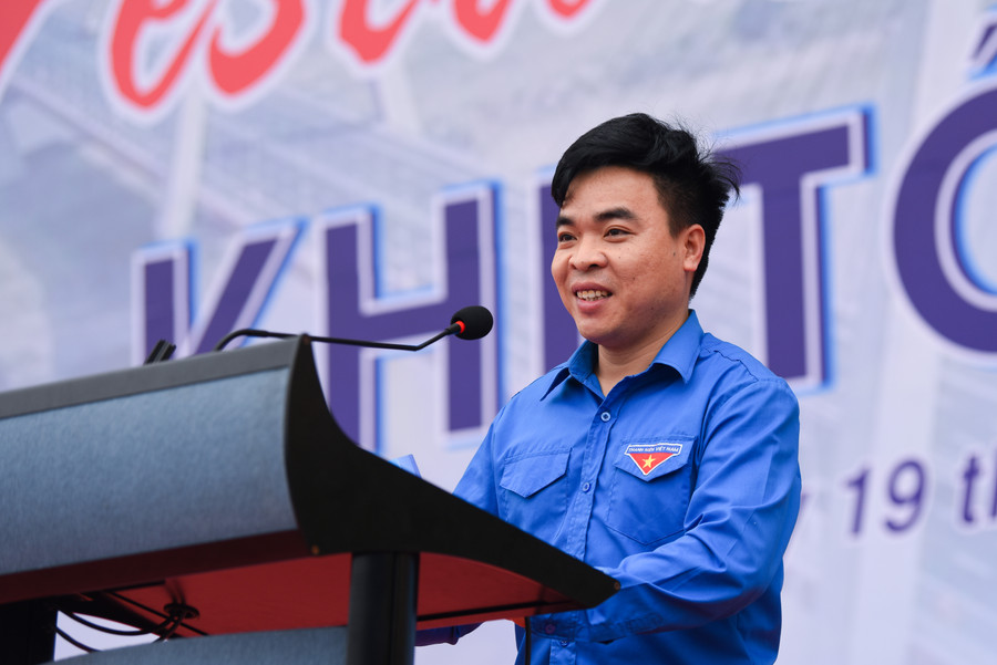 Ông Lê Thế Chuyên - Huyện uỷ viên, Bí thư Huyện đoàn Đông Anh phát biểu tại lễ khai mạc. Ông Lê Thế Chuyên - Huyện uỷ viên, Bí thư Huyện đoàn Đông Anh phát biểu tại lễ khai mạc.