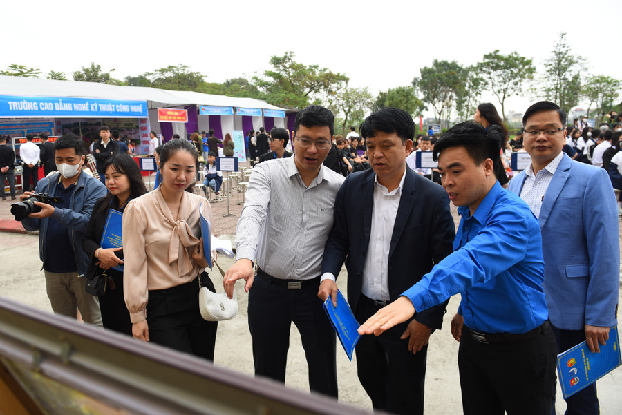 Festival học sinh, sinh viên “Khi tôi 18” huyện Đông Anh năm nay diễn ra sôi nổi với chùm hoạt động văn hóa, văn nghệ, thể dục, thể thao, nghiên cứu khoa học thông qua các nội dung thi đấu. Festival học sinh, sinh viên “Khi tôi 18” huyện Đông Anh năm nay diễn ra sôi nổi với chùm hoạt động văn hóa, văn nghệ, thể dục, thể thao, nghiên cứu khoa học thông qua các nội dung thi đấu.