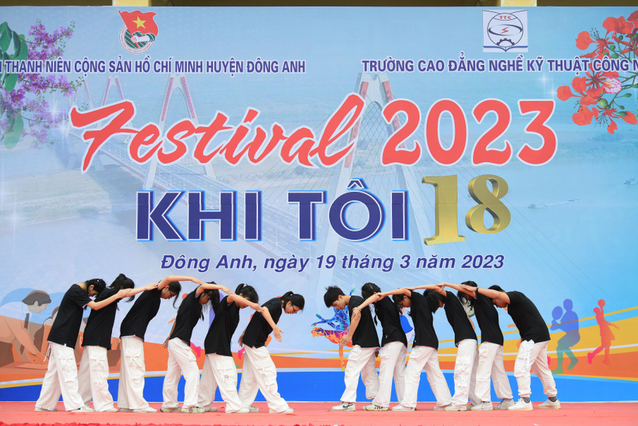 Tất cả các đội đều thể hiện hết sức trẻ của mình trên sân khấu. Tất cả các đội đều thể hiện hết sức trẻ của mình trên sân khấu.