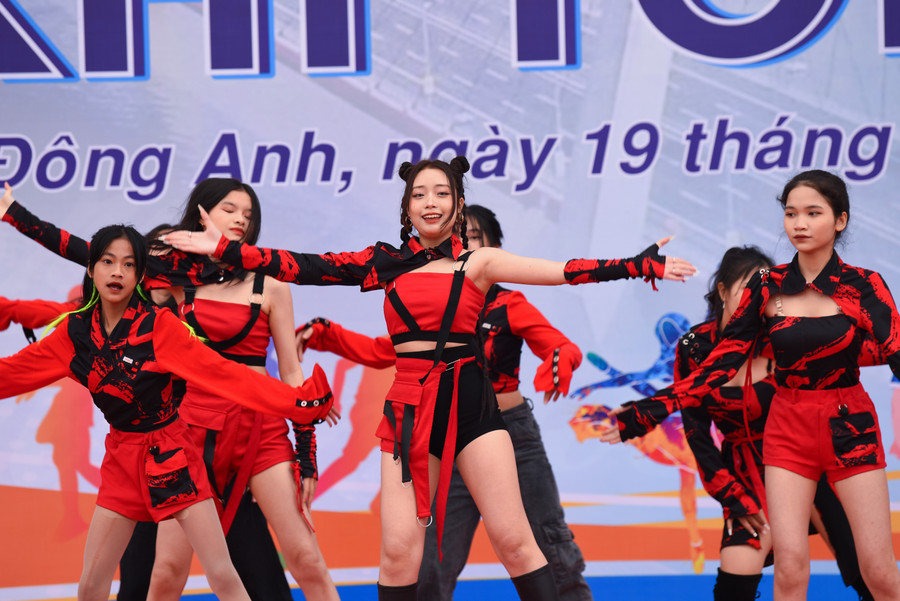 Những tiết mục đặc sắc của các đội tham dự Festival trong phần thi dân vũ. Những tiết mục đặc sắc của các đội tham dự Festival trong phần thi dân vũ.