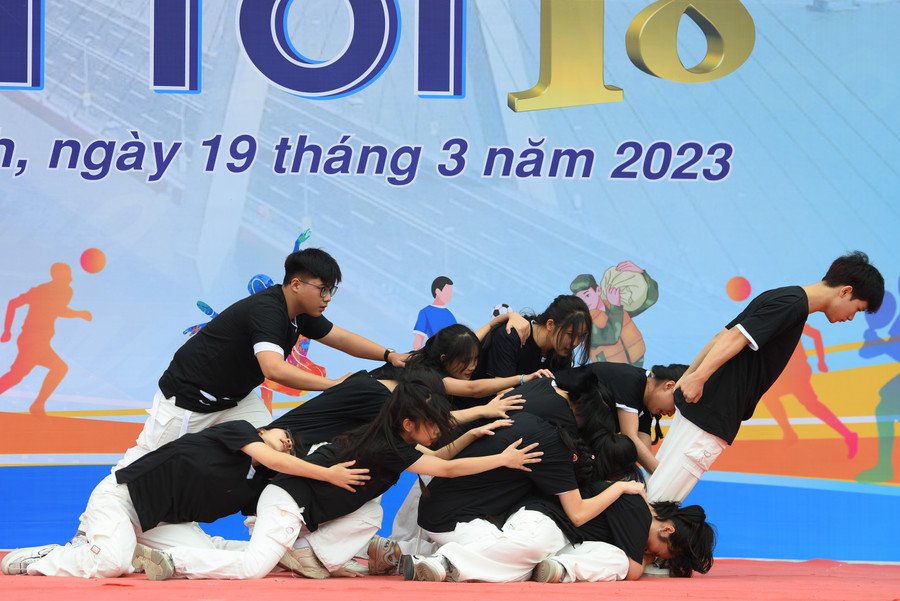 Tất cả các đội đều thể hiện hết sức trẻ của mình trên sân khấu. Tất cả các đội đều thể hiện hết sức trẻ của mình trên sân khấu.