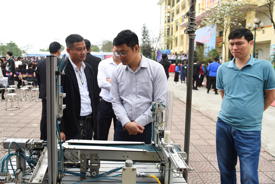 Tham gia Festival có 13 đội thi tới từ các trường Trung học phổ thông, Trung tâm Giáo dục nghề nghiệp, Cao đẳng, Trung cấp dạy nghề trên địa bàn huyện với hơn 500 học sinh, sinh viên tiêu biểu. Tham gia Festival có 13 đội thi tới từ các trường Trung học phổ thông, Trung tâm Giáo dục nghề nghiệp, Cao đẳng, Trung cấp dạy nghề trên địa bàn huyện với hơn 500 học sinh, sinh viên tiêu biểu.