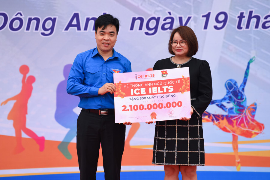 Trong Festival năm nay, đơn vị tài trợ đã trao tặng 30 suất học bổng với tổng trị giá 2,1 tỷ đồng. Trong Festival năm nay, đơn vị tài trợ đã trao tặng 30 suất học bổng với tổng trị giá 2,1 tỷ đồng.