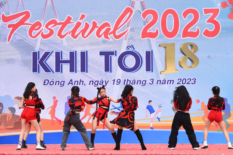 Những tiết mục đặc sắc của các đội tham dự Festival trong phần thi dân vũ. Những tiết mục đặc sắc của các đội tham dự Festival trong phần thi dân vũ.