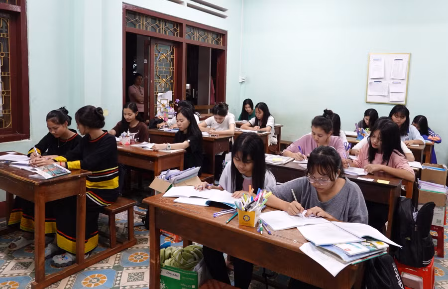 Học sinh lớp 12, trường PTDTNT Gia Lai ôn thi tốt nghiệp THPT. Học sinh lớp 12, trường PTDTNT Gia Lai ôn thi tốt nghiệp THPT.