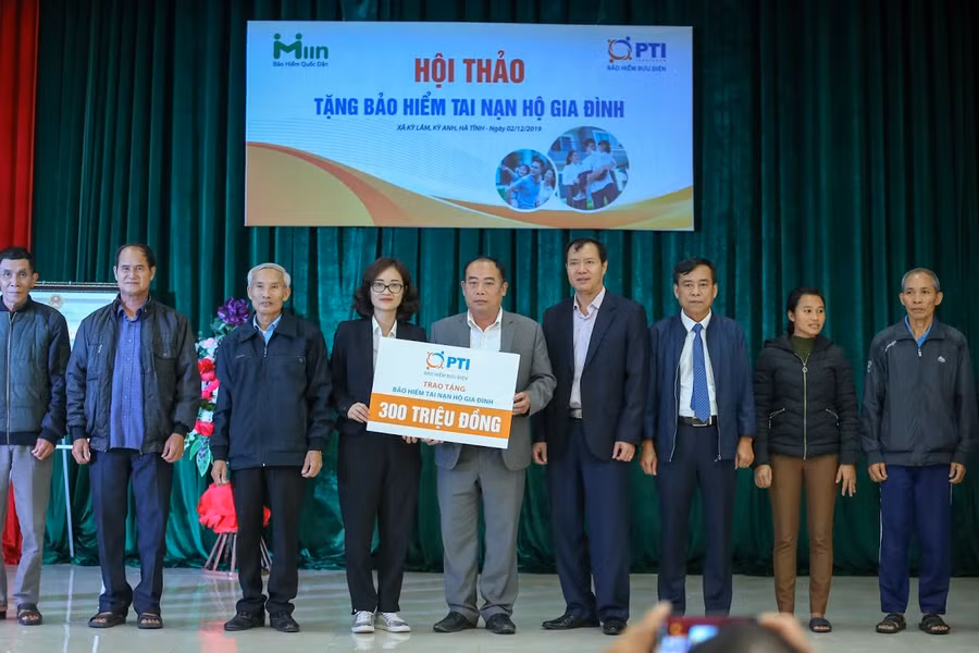 Trao tặng bảo hiểm cho người dân.