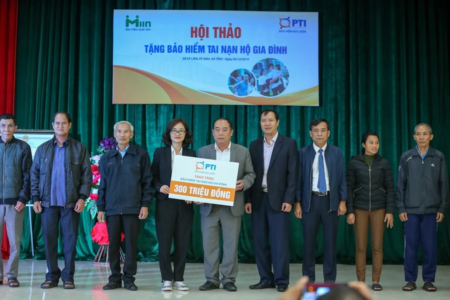 Trao tặng bảo hiểm cho người dân.