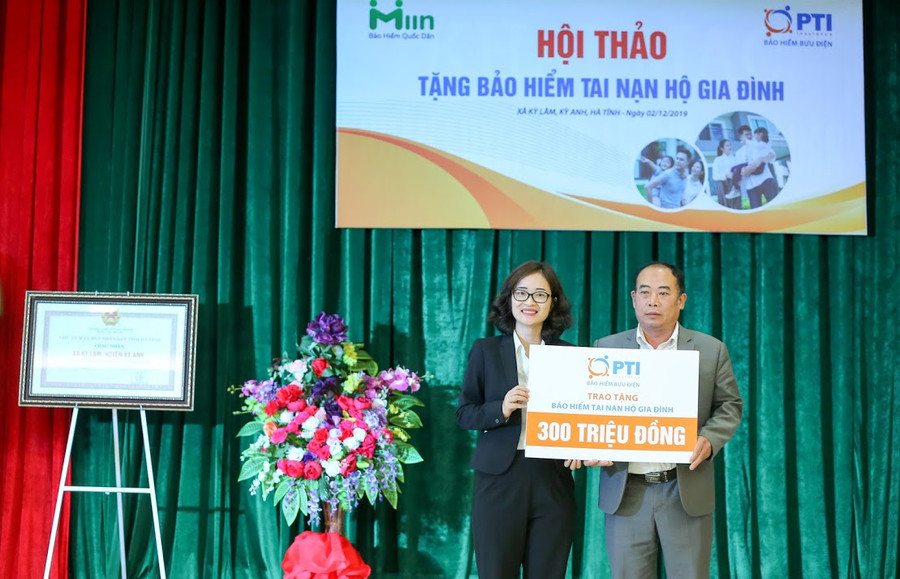 Lãnh đạo PTI trao tặng bảo hiểm tai nạn hộ gia đình