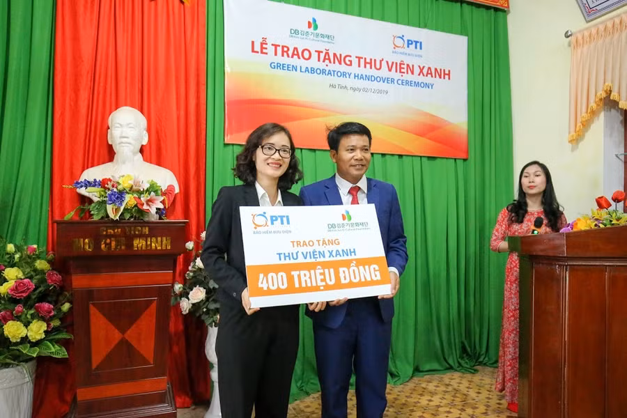 Lãnh đạo PTI trao tượng trưng Thư viện xanh