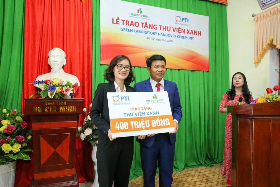 Lãnh đạo PTI trao tượng trưng Thư viện xanh