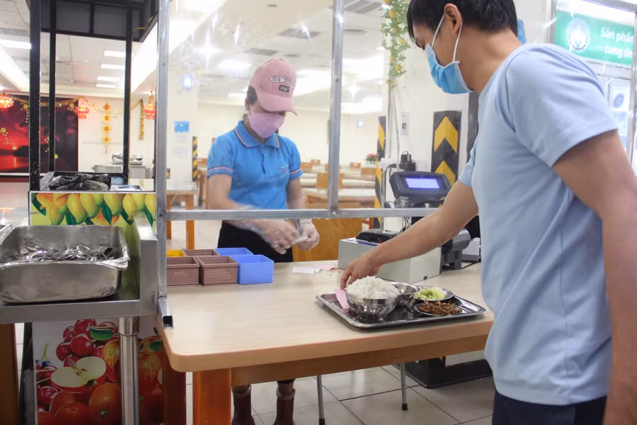 Kể từ khi dịch bệnh bùng phát, bếp ăn đã thực hiện bán các suất ăn chia phần sẵn, đồng thời chia theo khung giờ lấy cơm khác nhau để đảm bảo giãn cách. Thời gian này, nhà bếp cùng khuyến cáo các lao động nên mua thức ăn đưa về.