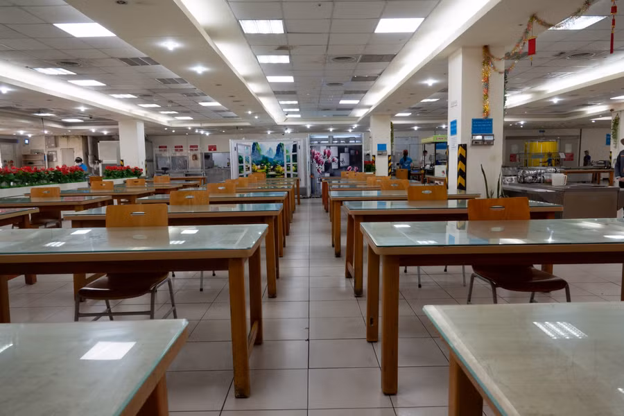 Các bàn ăn được sắp xếp giãn cách, theo đó mỗi bàn ăn chỉ được bố trí một ghế ngồi.