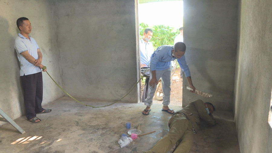 Đối tượng Y Wiêt Kbuôr thực nghiệm lại hành vi gây án tại hiện trường (ảnh: SĐ) Đối tượng Y Wiêt Kbuôr thực nghiệm lại hành vi gây án tại hiện trường (ảnh: SĐ)