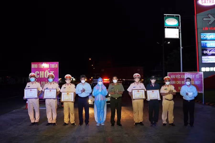 UBND tỉnh Bình Thuận đã khen thưởng 1 tập thể và 4 cá nhân có thành tích trong vụ truy bắt thành công nhóm xe vận chuyển hàng chục người trái phép qua chốt kiểm soát dịch. 