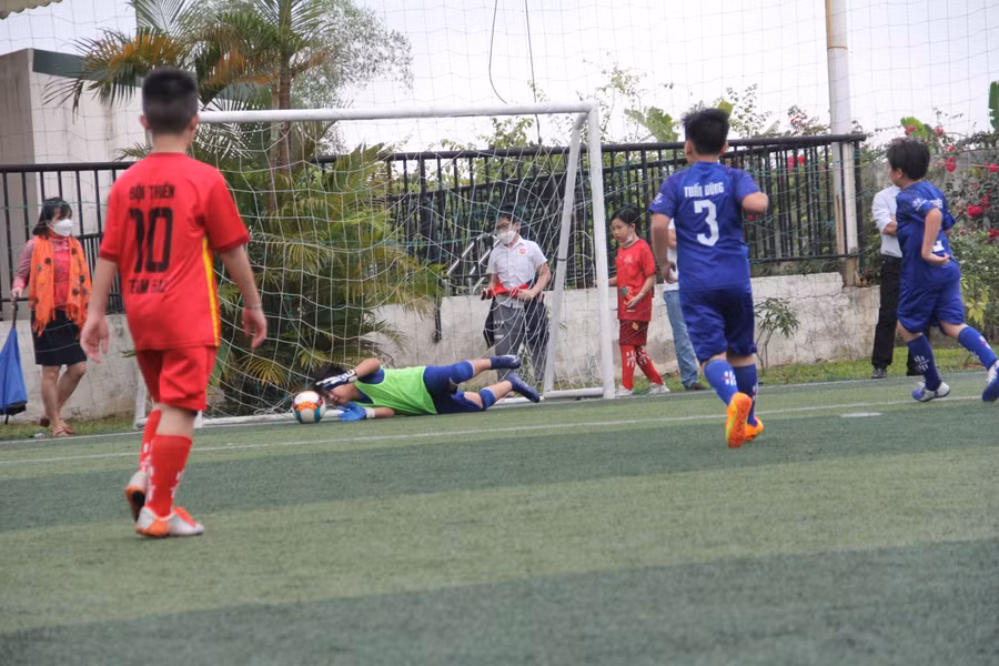 Những pha bóng "đã mắt" của học sinh Tiểu học ảnh 4