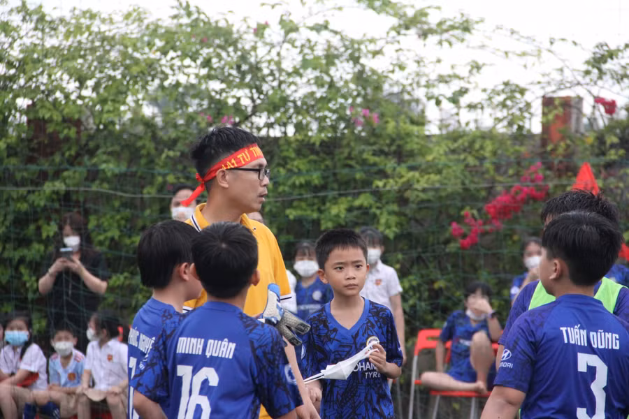 Phút hội ý giữ thầy kiêm "huấn luyện viên trưởng" và các học trò.