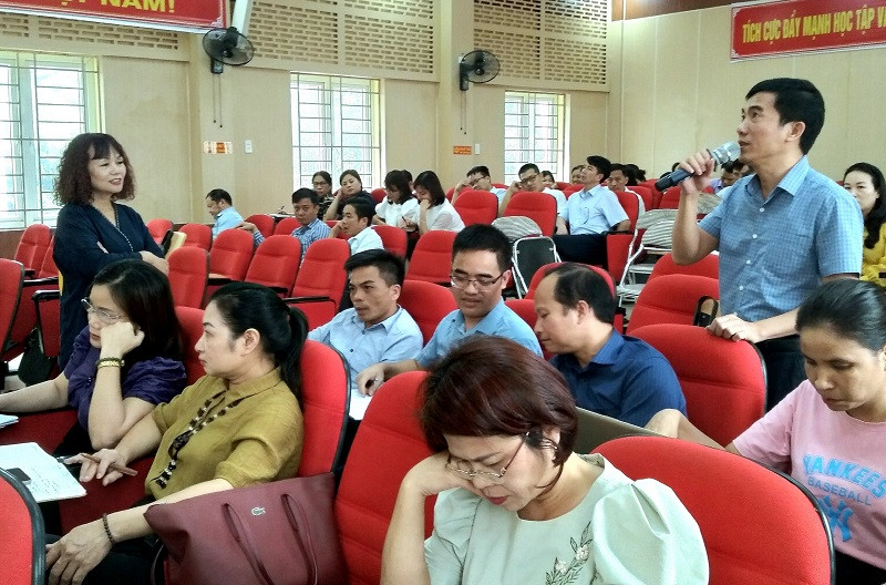 Chuyên gia truyền thông Đặng Thị Huệ chia sẻ các tình huống truyền thông với các CBQL tại Hội nghị.