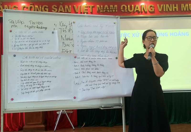 Trong không khí cởi mở, cầu thị, CBQL giáo dục các cấp tỉnh Hải Dương đã chia sẻ các tình huống và trực tiếp thảo luận nhóm cách thức đánh giá, giải quyết các tình huống truyền thông, quan hệ báo chí....