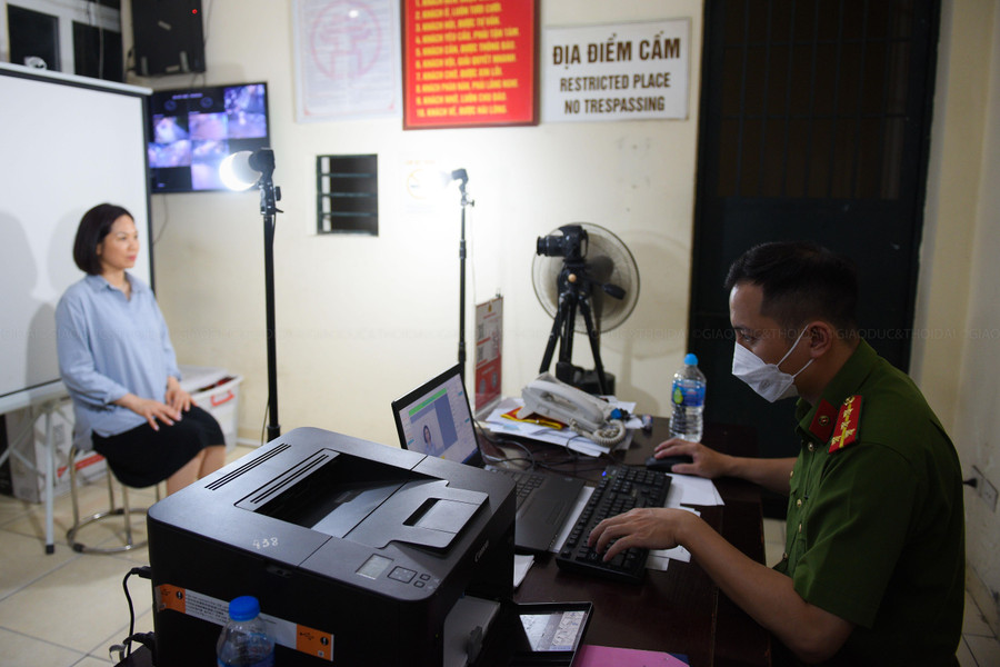 Công an quận Thanh Xuân đã tổ chức 3 bộ máy đi 3 điểm thu lưu động trong toàn quận, mỗi máy đạt 300 hồ sơ/ngày.