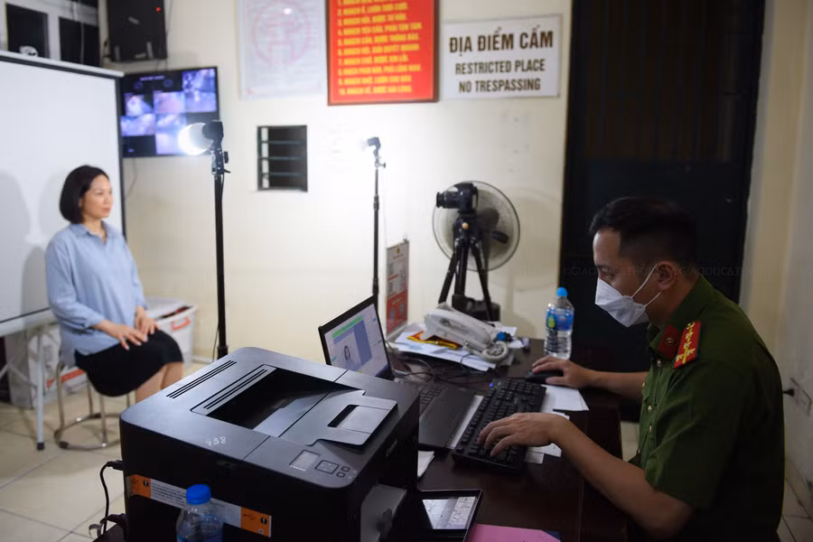 Công an quận Thanh Xuân đã tổ chức 3 bộ máy đi 3 điểm thu lưu động trong toàn quận, mỗi máy đạt 300 hồ sơ/ngày.