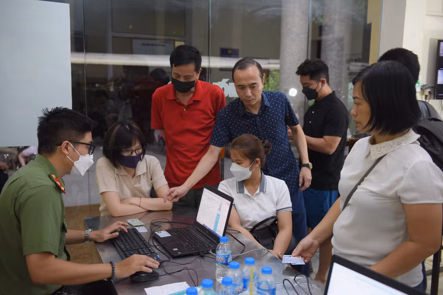 Tối ngày 16/7, rất đông người dân đã có mặt tại UBND phường Nhân Chính để làm thủ tục cấp CCCD gắn chip.