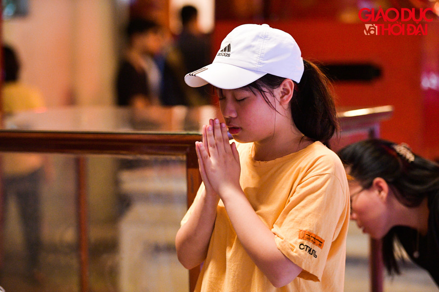 Bàn thờ đức Khổng Tử trong chính điện Đại Thành là nơi thu hút đông đảo nhất các thí sinh đến khấn vái, tỏ lòng thành kính, gửi gắm ước nguyện đăng khoa