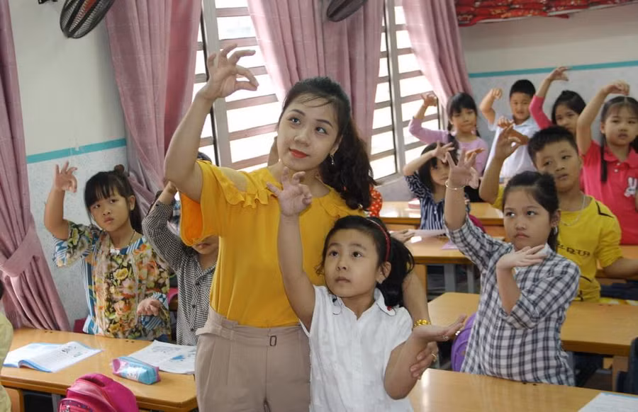 Cô - trò Trường tiểu học Đinh Tiên Hoàng (Việt Trì, Phú Thọ)