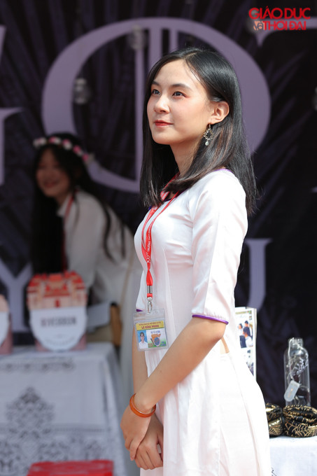 "... không quần jean giày cao gót, em chọn cho mình tà áo dài..."