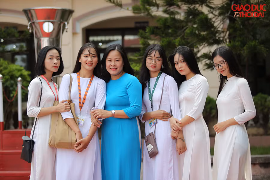Áo dài trắng là " đồng phục" chung của tất cả học sinh Việt Nam vào ngày khai giảng năm học mới.