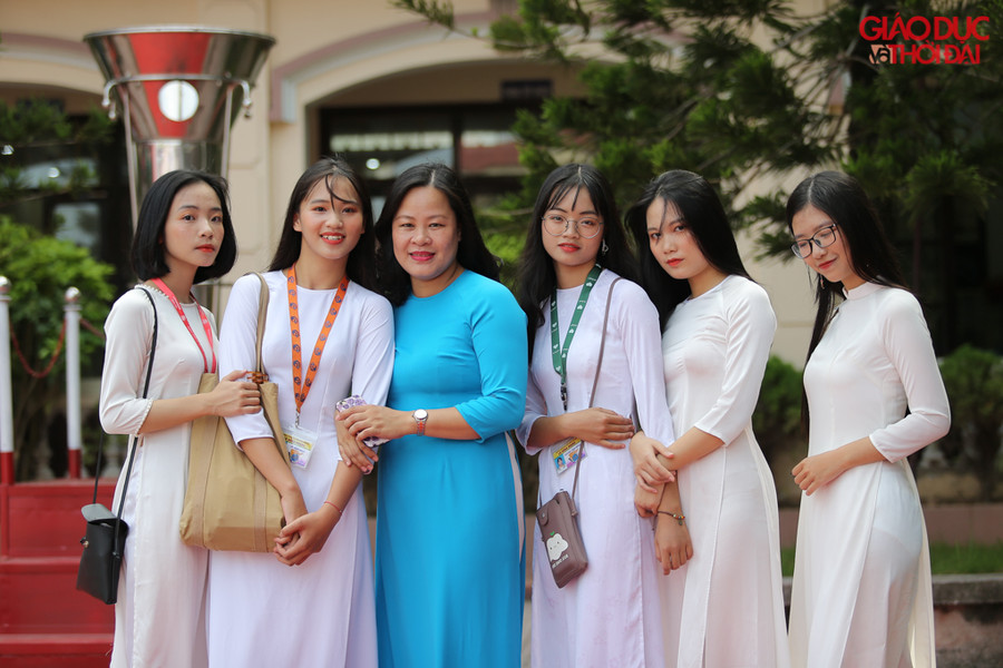 Áo dài trắng là " đồng phục" chung của tất cả học sinh Việt Nam vào ngày khai giảng năm học mới.